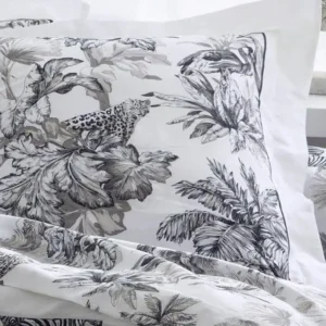 Taie oreiller satin de coton Savane Tradilinge. imprimé d'une végétation de la savane en noir sur un fond blanc.