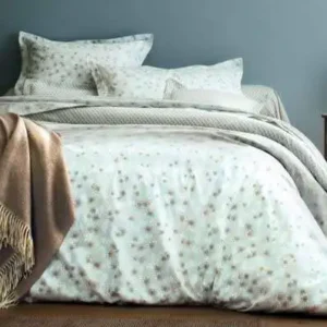 Housse de couette Marguerite passion céladon, motif de marguerite et recto de forme géométrique.