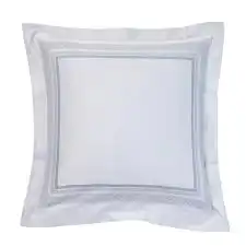 Taie oreiller 65x65 motif de triple bourdons, bleu gris  encadrer sur un fond blanc.