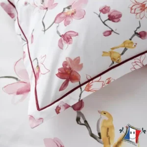 taie oreiller percale de coton, motif de fleur de magnolia sur fond blanc, avec des petits oiseux jaune.